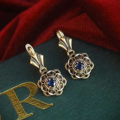 Boucles d'oreille Dormeuses Doré Vieilli Coquille nid d'abeille Un CZ Bleu SB64 - Photo 1/4