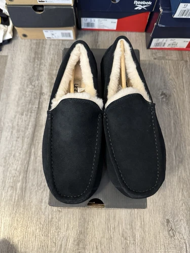Ciabatta uomo Ascot UGG. Colore nero. Taglia US 8 Style# 1101110. Autentico