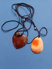 Lot de 2 pendentifs en jade néphrite.