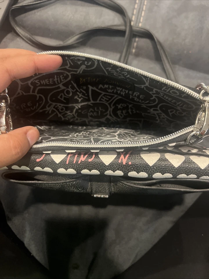 BOLSO BANDOLERA BETSEY JOHNSON Corazón Blanco y Negro BOLSO MONEDERO Borde Rosa Foto 3 de 4