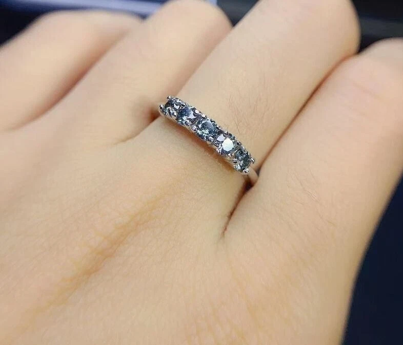Anillo de boda de moissanita gris para mujer, delicada alianza de boda de moissanita, anillo de plata Foto 4 de 4