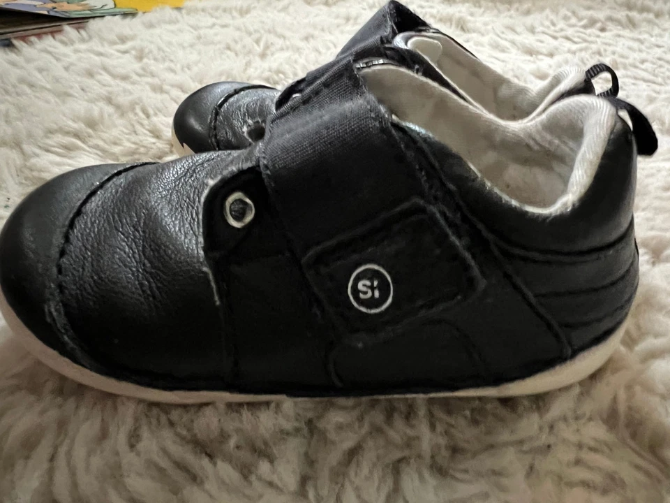 Niño pequeño negro 5W Stride Rite usado Foto 4 de 4