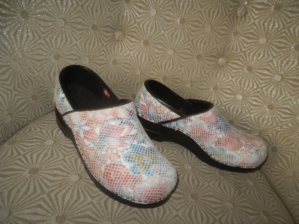Zueco mocasín danés con plataforma de cuero floral SANITA para mujer EE. UU. 6-6,5 M/EU37 Foto 3 de 4