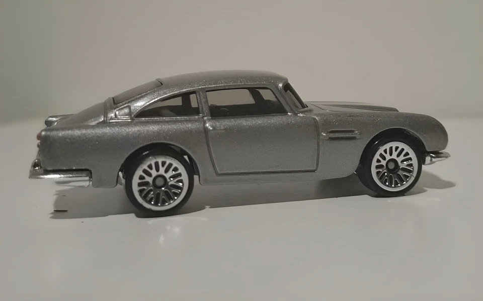 Hot Wheels Aston Martin 1963 DB5 - 2013 - Plateado | Muy buen estado Foto 4 de 4
