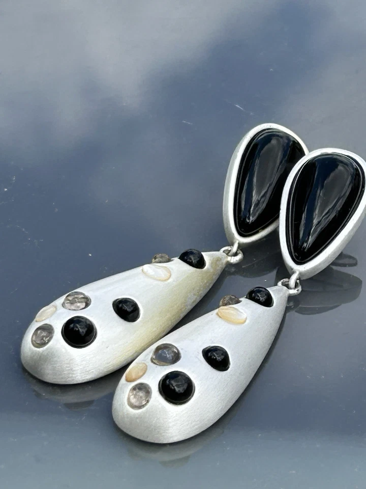 "Pendientes colgantes firmados brillantes Sheila Fajl satinados mate tono plata joyería de 3,25""" Foto 2 de 4