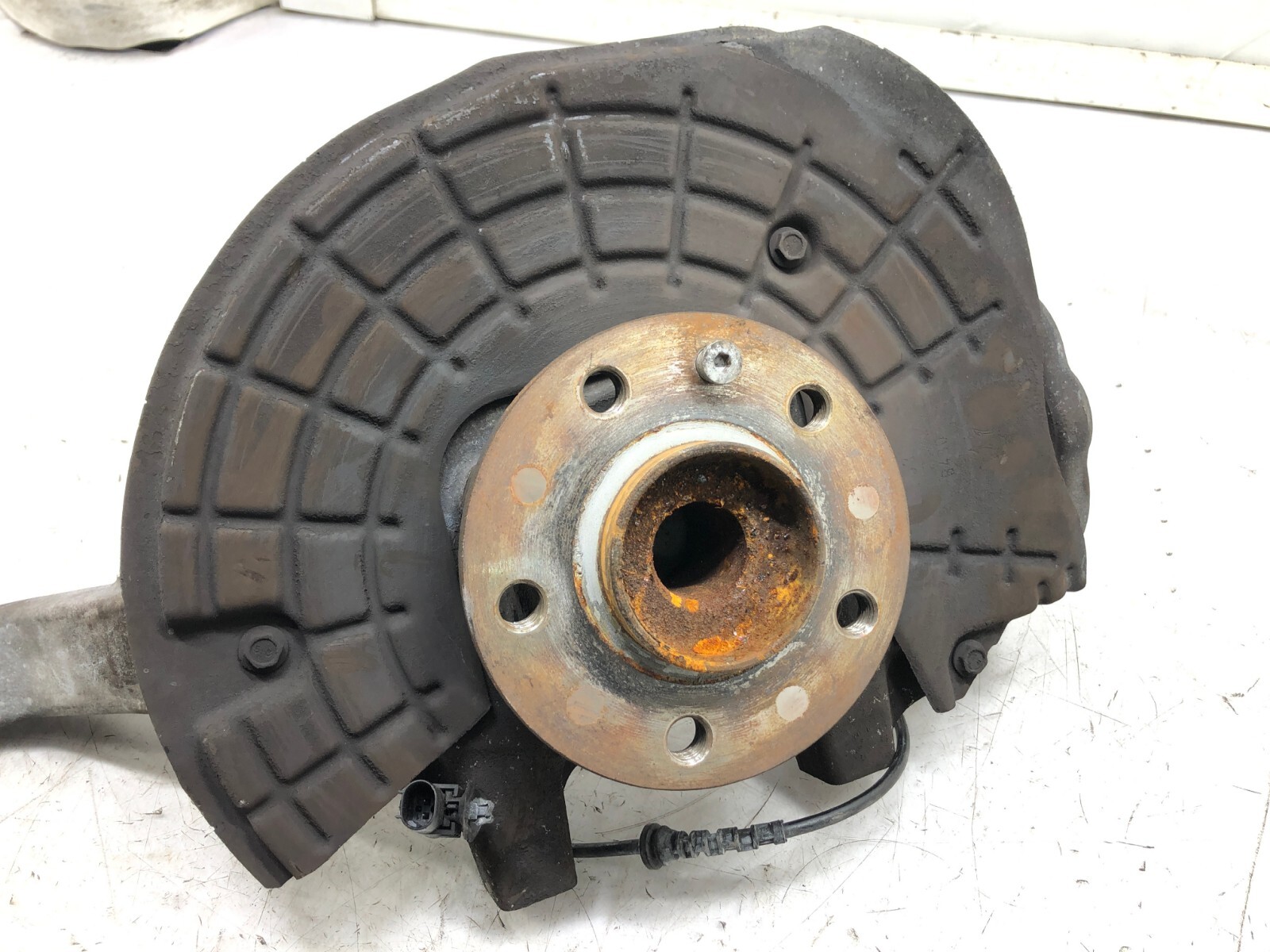 2014-2017 MASERATI GHIBLI RWD LEFT DRIVER FRONT SPINDLE KNUCKLE HUB OEM.