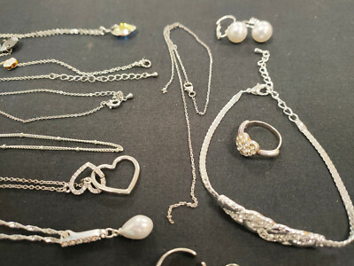 Lot Mystère De Bijoux Fantaisie Vintage : Argenté, Acier, Mixte - Idéal Pour Collection Ou Customisation R155