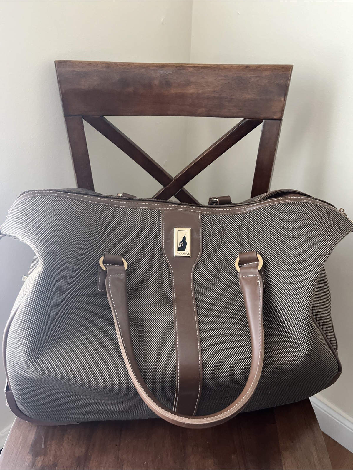 . Houndstooth. Excellent Pre-owned Condition.