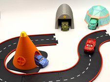 Disney Pixar Cars Mini Racers 4 Cars 6-Piece Track & 3 Hideouts Playset