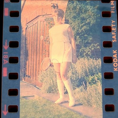 Vintage 60er Jahre Kleinbildfilm, Farbnegativ, Frau im Kleid, Mode, Model