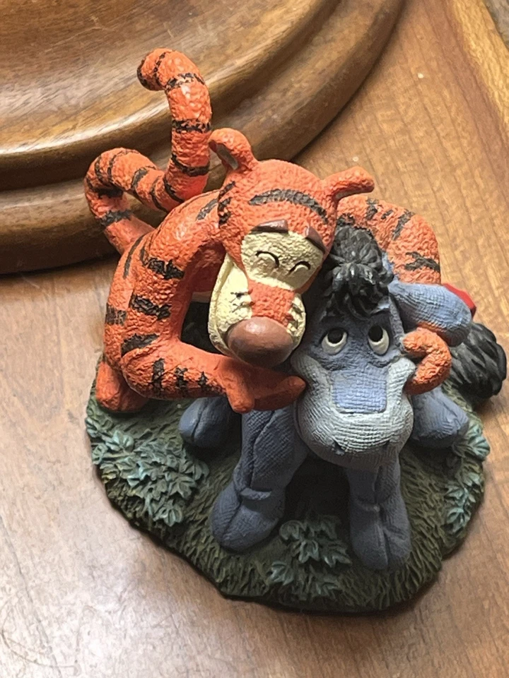 Figura Eeyore & Tigger Disney Simply Pooh "Así que esto es lo que Smiling Feels Like" Foto 4 de 4