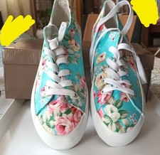 Chaussures In Extenso Avec Motifs à Fleurs sur fond bleu