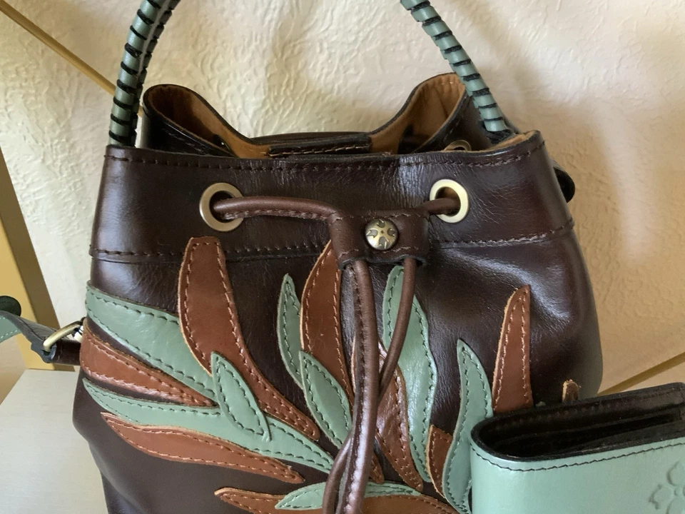 Bolso Bandolera Pequeño Patricia Nash Elisa Chocolate Salvia + Cartera LEER Foto 2 de 4