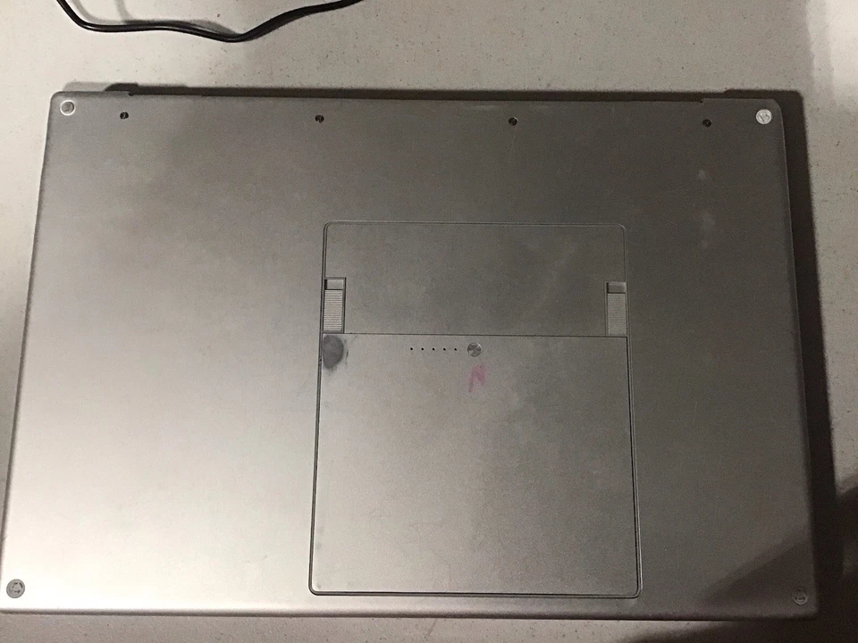 MacBook Pro Modelo A1226, Para Piezas O Para Reparación, Daños Exterior Mayores Foto 3 de 4