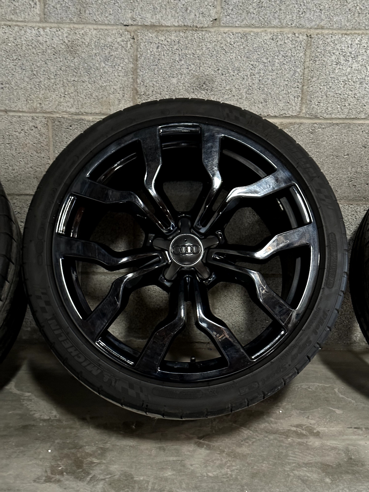 2012 Audi R8 stock wheels