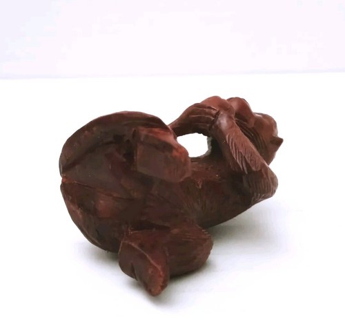 Vintage Carved Wood Monkey Eating Fruit Nut Figurine Glass Eyes 2.5 Inches - Picture 4 of 5