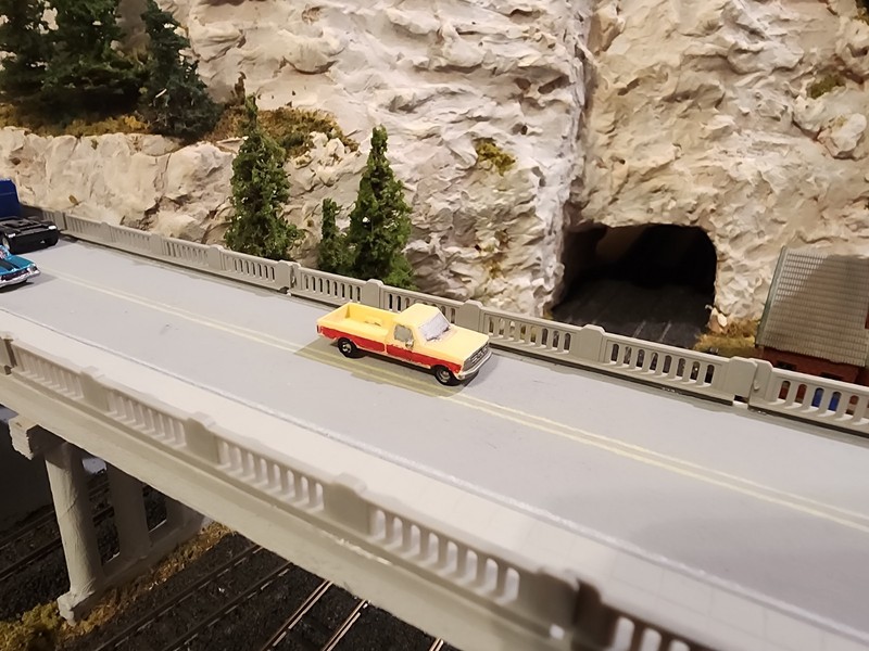N scale 1980 Truck tan/red finished model train detail 1:160 scale car auto
