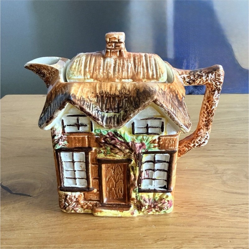 Price & Kensington: Ye Olde Cottage tea pot