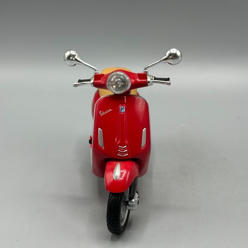 Maisto Vespa Primavera 150 Red Scooter Motorcycle 1/12 Scale - Picture 2 of 7