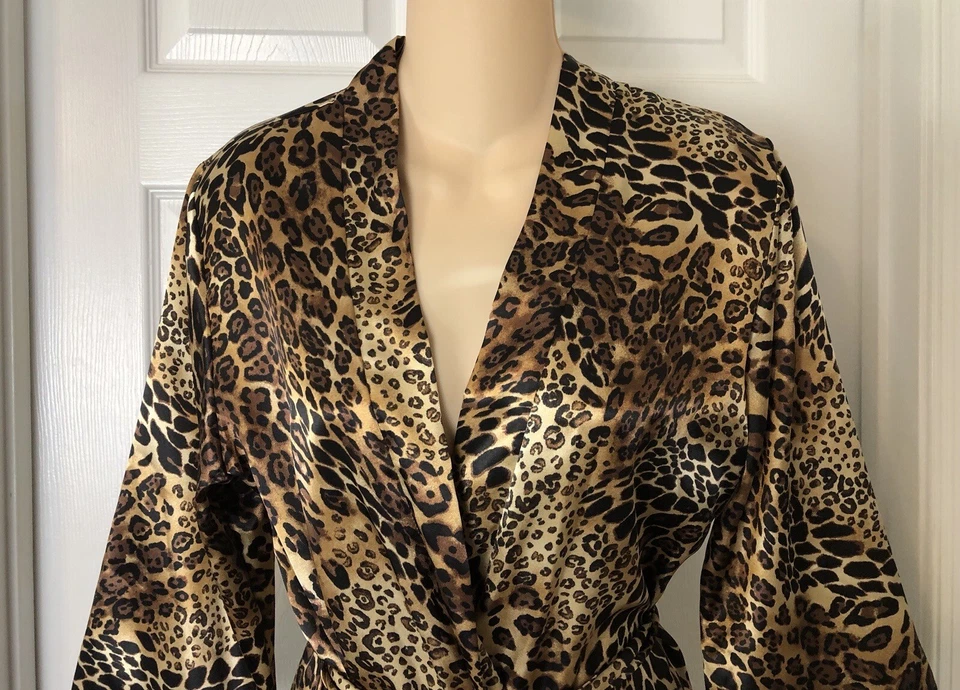 Bata Secret Treasures con estampado de leopardo para mujer pequeña 4 6 tela ajustada longitud corta Foto 2 de 4