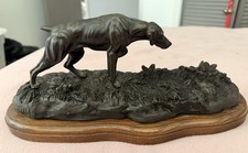 Questo oggetto è una scultura in bronzo di un cane puntatore tedesco a pelo corto