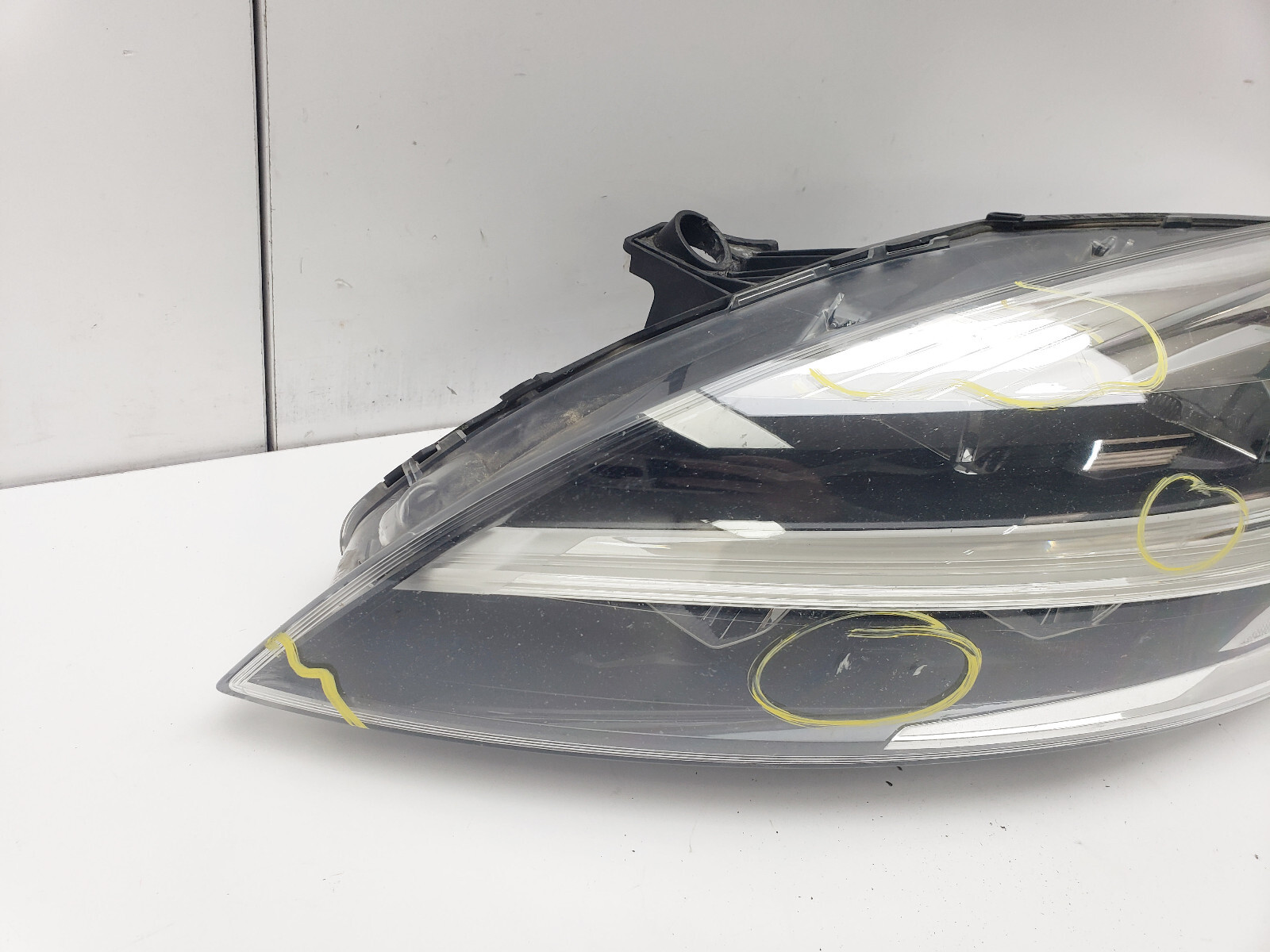 Genuine Volvo V40 Headlight Full LED 31677020 Passenger Side for 