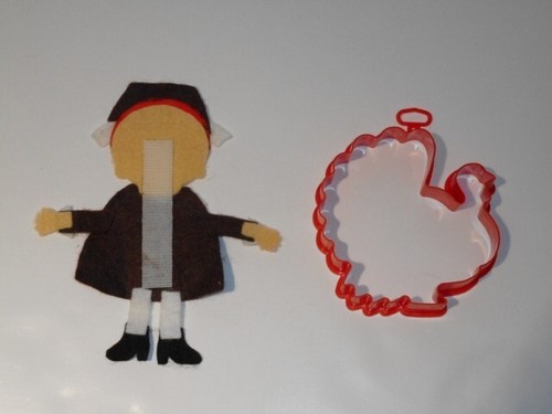 Vintage Thanksgiving Hallmark Plastic Cookie Cutter 1986 & Felt Girl Pilgrim Set - Picture 2 of 6