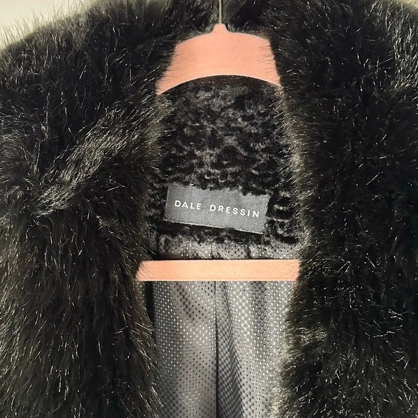 Abrigo de peluche para mujer Dale Dressin negro con cuello de piel sintética grande Foto 3 de 4