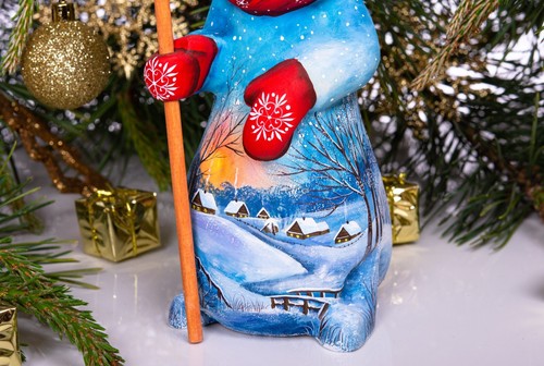 Figura de Navidad muñeco de nieve tallado a mano con escoba y escena de pueblo — regalo de vacaciones - Imagen 4 de 13