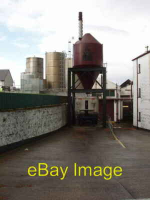 Foto 6x4 alte Bushmills Destillerie Lagerpanzer vom Weg gesehen bis um 2009