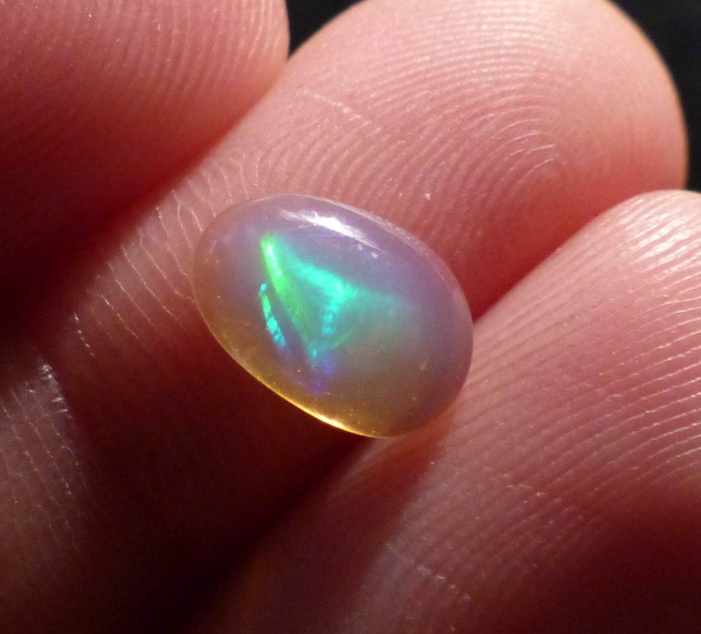 Opale d'Éthiopie Wello taillée en cabochon de 0.70 cts pour collectionneur