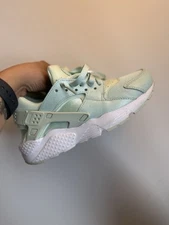 5.5Y SEAFOAM NIKE HUARACHES. PRE OWNED CONDITION! Comes With Original Box