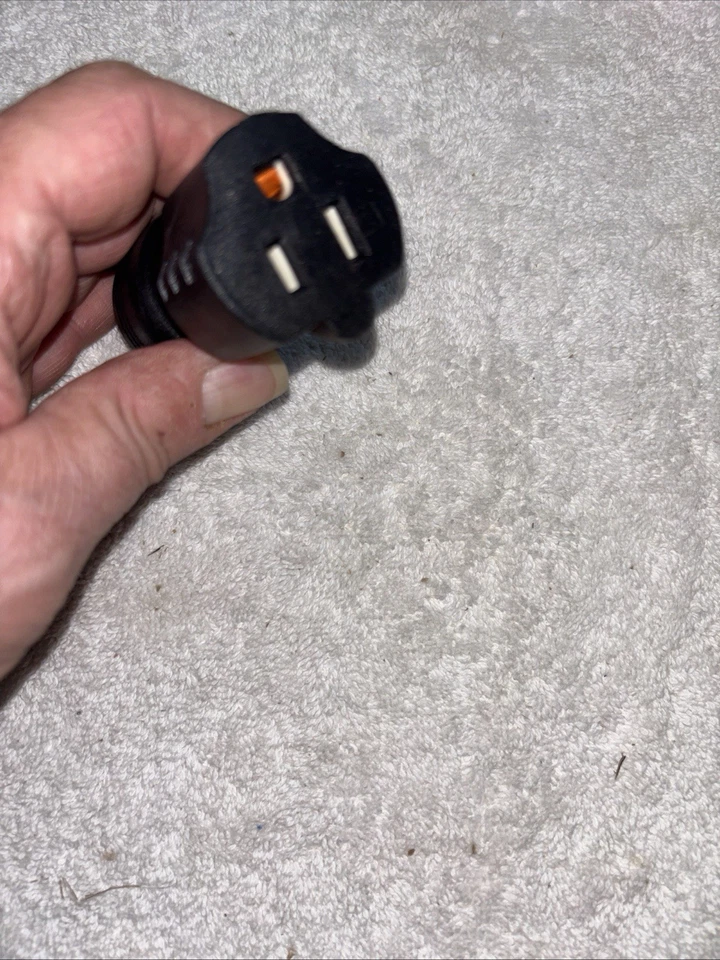 Conntek 30120 UNO Locking Plug NEMA L5-15P to NEMA 5-15R 125-Volt Adapter Black - Image 4 of 4