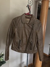 Women's BB Dakota Brown Leather Moto Jacket size S GUC! Slight wear in armpits