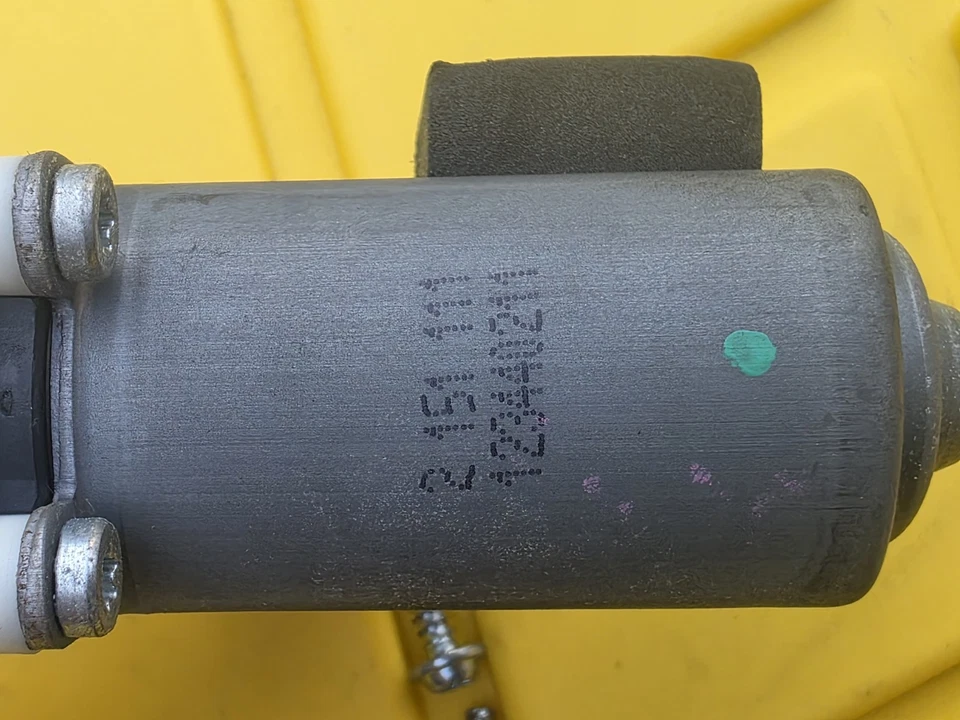 09-18 DODGE RAM 1500 PUERTA DEL PASAJERO DELANTERO VENTANA ELÉCTRICA MOTOR REGULADOR OEM PROBADO Foto 3 de 4