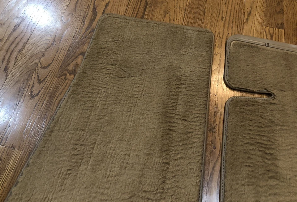 Alfombrillas alfombradas de fábrica Pontiac Grand Prix tostadas 1982-88 nuevas de stock Foto 4 de 4