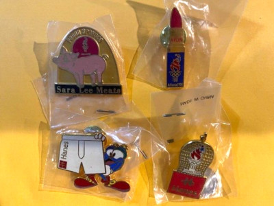 1996 ATLANTA OLYMPICS PINS 4 PINK PIG LIPSTIC, GEORGIA PEANUT IZZY MASCOT SHORTS