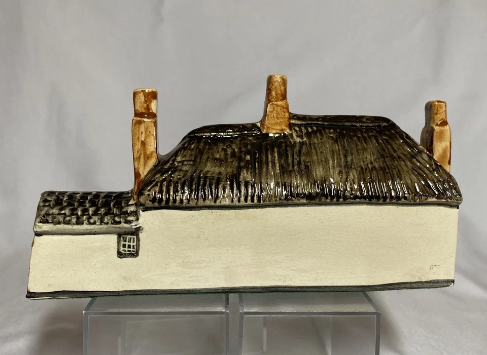 Tey Pottery Thomas Hardy’s House, Dorchester, Britain in Miniature Ornament - Image 4 of 4