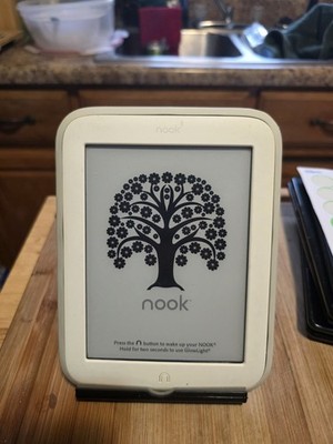 Barnes & Noble Nook Simple Touch BNRV500 2GB Wi-Fi E-Reader White/Gray Grade B-