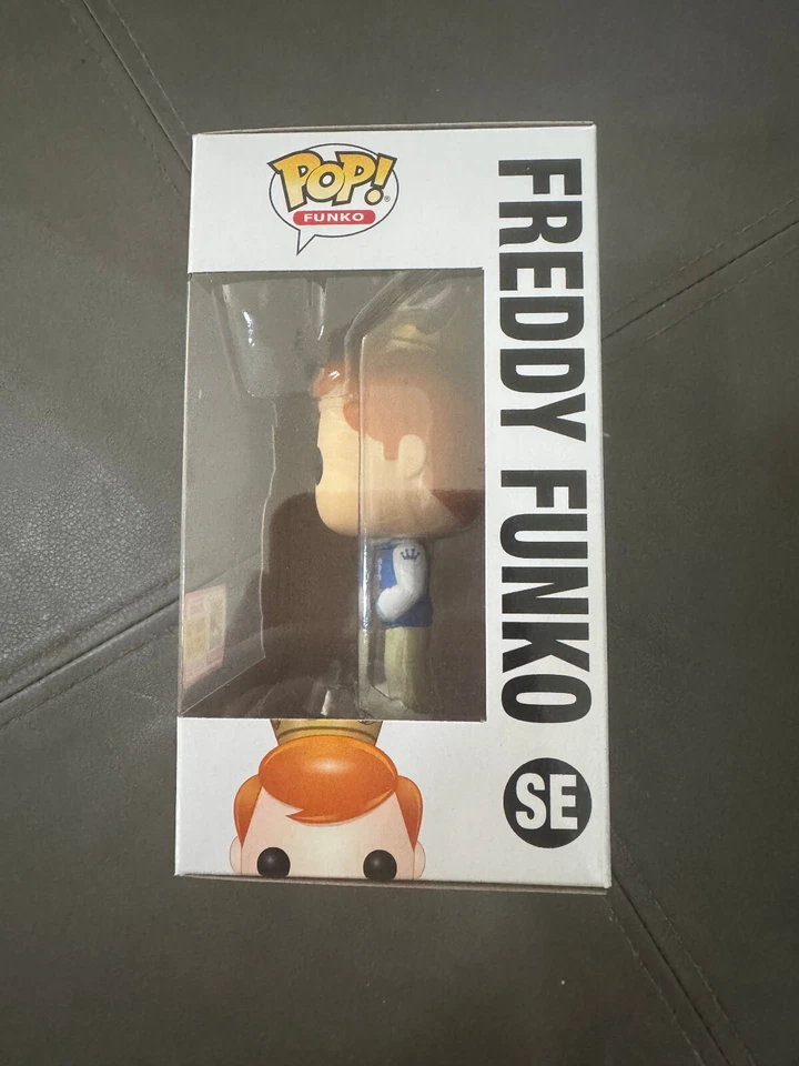 Chaqueta Funko Pop Freddy Funko Azul Varsity Letterman Foto 2 de 3