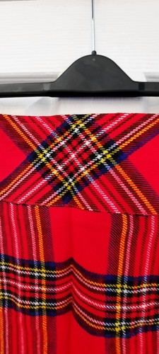 Unbranded Red Kilt Size 32 ladies shorter 20in length punk ect - Picture 3 of 8
