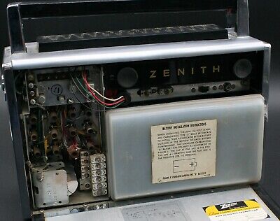 One (1) Zenith Royal 1000-D Trans-Oceanic Portable Short One (1) Zenith Royal 1000-D Trans-Oceanic Portable Short