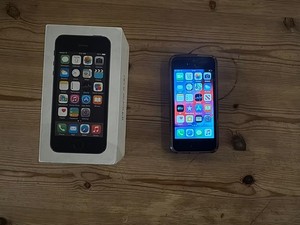 Apple iPhone 5s Space Grau Vodafone 16GB 4" 1GB RAM IOS Touchscreen Smartphone