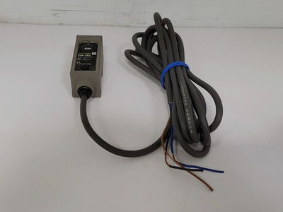OMRON E3S-CR11 PHOTOELECTRIC SENSOR 10-30 VDC NPN/PNP RETROREFLECTIVE NNB