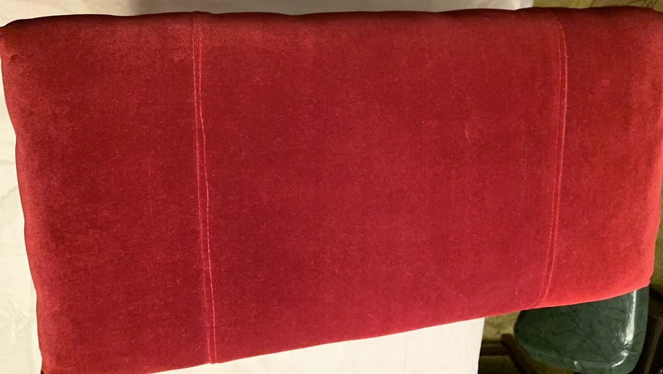 Banco de patas de hierro fundido vintage único de terciopelo rojo color bronce años 20 WH Howell Co. Foto 2 de 4