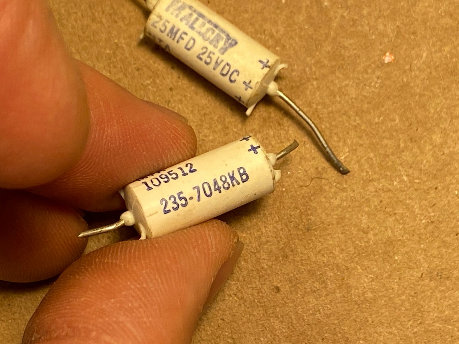 6 Vintage 1960s/1970s Mallory 25 uf 25v Axial Guitar Tube Amp Molded