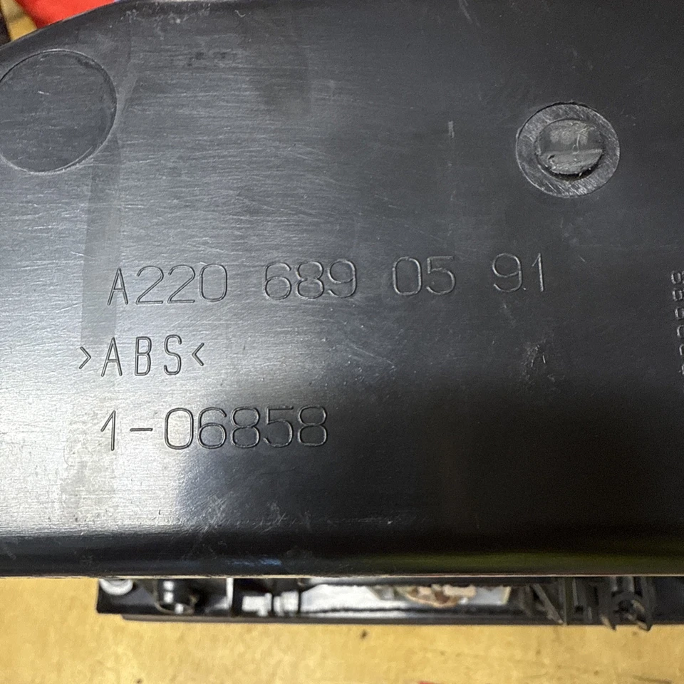 03-06 Mercedes W220 S430 S55 AMG compartimento painel caixa de luvas A2206890591 preto - Imagem 3 de 4