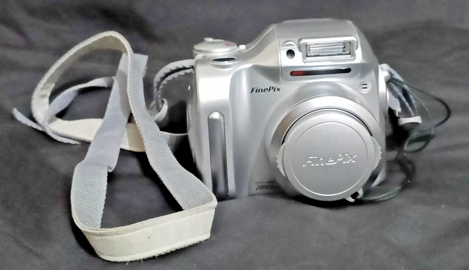 FUJIFILM FINEPIX 2800 ZOOM Digital Camera VGC -Silver - Image 3 of 4