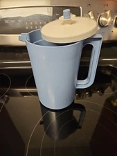 Vintage Tupperware 2qt Pitcher Jug Country Blue with Push Button Lid 1676-4