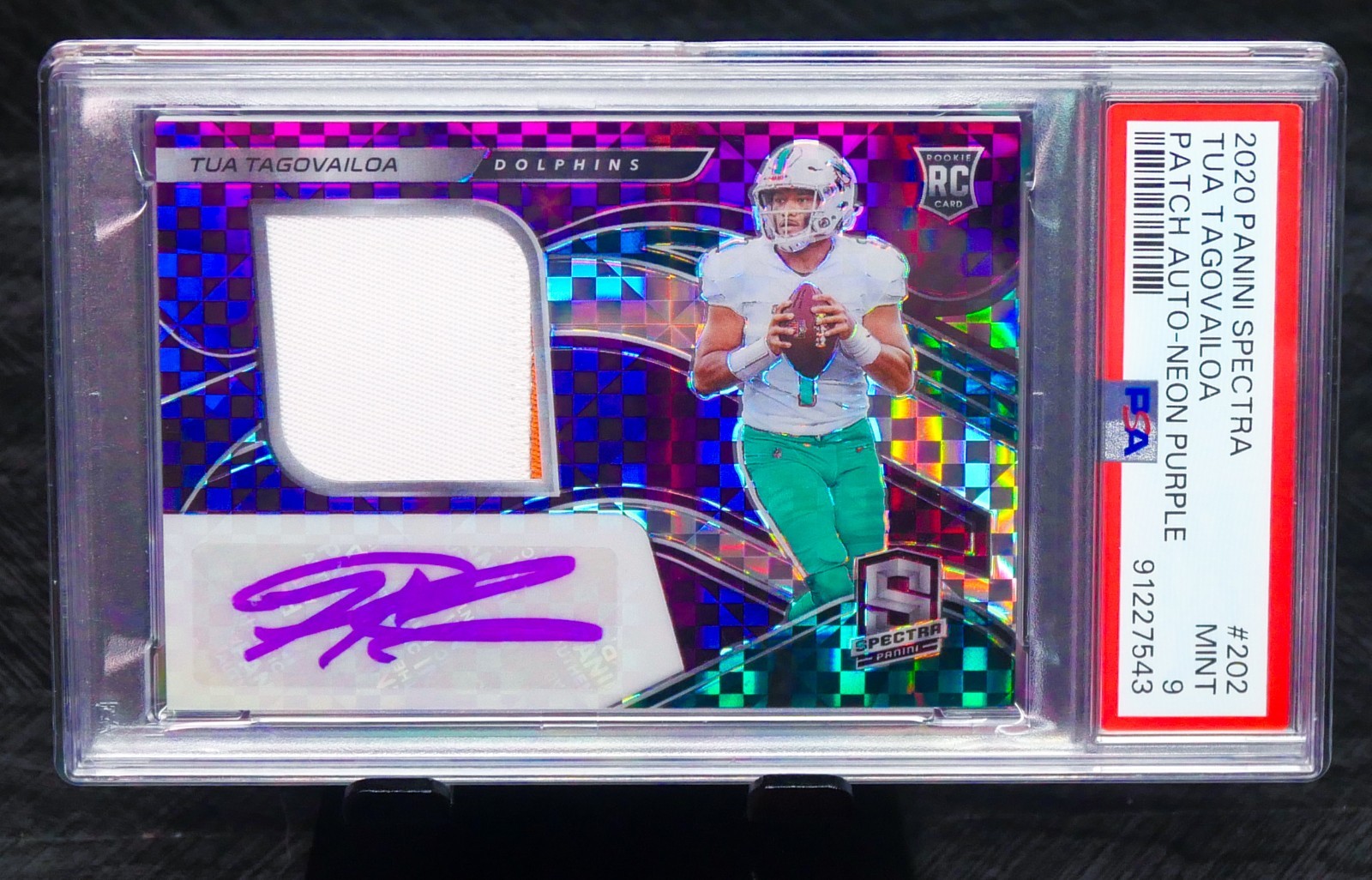 2020 Panini Spectra - Rookie Patch Autograph Tua Tagovailoa #202 Neon PURPLE /35